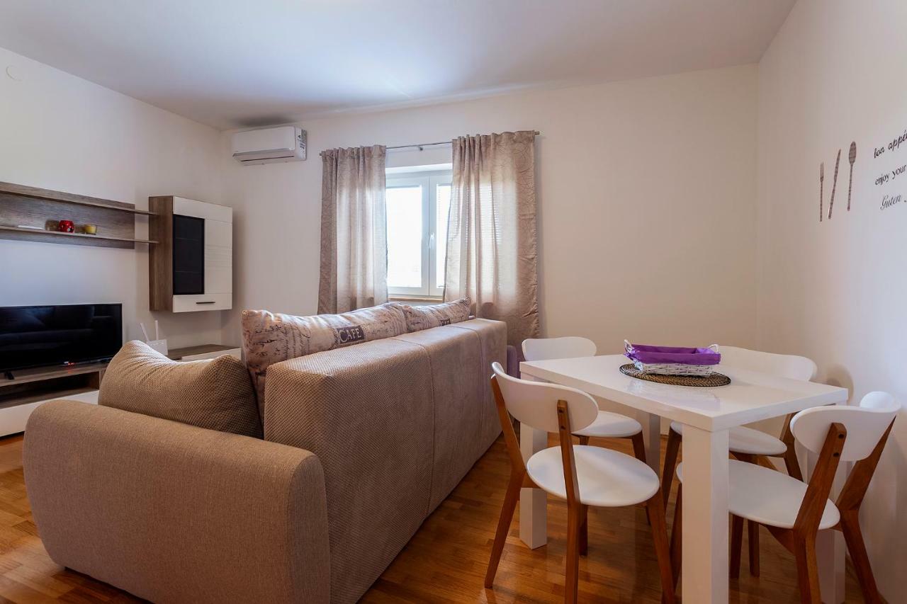 Apartmani Karoca 2 Pula Bagian luar foto